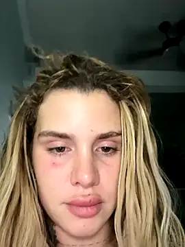 EmiliaCatalina online show from December 4, 1:30 am