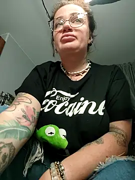 Snapshot of EllieOz chatting on October 1, 6:24 pm EllieOz online show from October 1, 6:24 pm