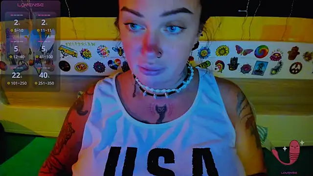 Snapshot of EllieOz chatting on October 22, 5:29 pm EllieOz online show from October 22, 5:29 pm