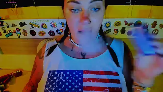 Snapshot of EllieOz chatting on October 5, 6:35 pm EllieOz online show from October 5, 6:35 pm