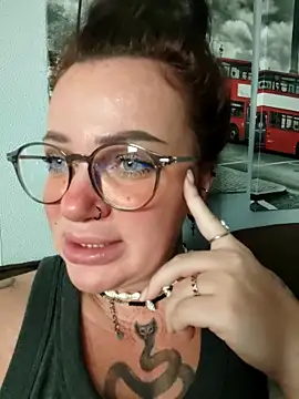 Snapshot of EllieOz chatting on October 7, 6:56 pm EllieOz online show from October 7, 6:56 pm