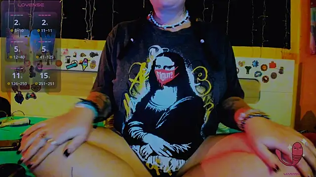 Snapshot of EllieOz chatting on October 24, 6:37 pm EllieOz online show from October 24, 6:37 pm