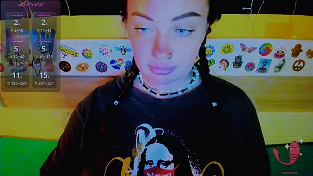 Snapshot of EllieOz chatting on October 25, 6:48 pm EllieOz online show from October 25, 6:48 pm