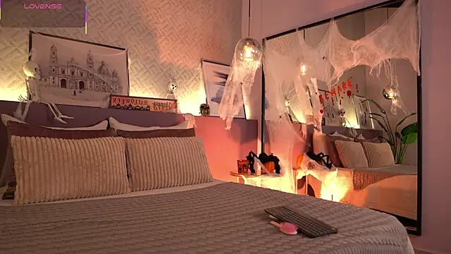 Snapshot of ElleDiane chatting on October 26, 12:06 am ElleDiane online show from October 26, 12:06 am