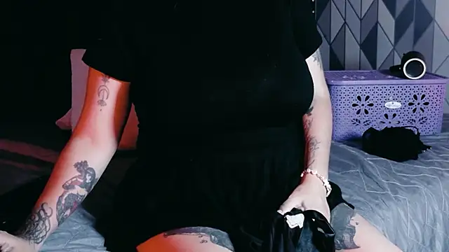 shybutdirtygirrll online show from October 9, 7:40 pm