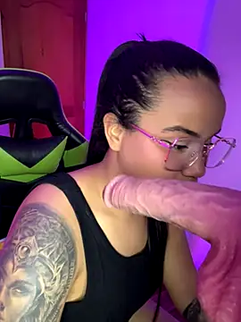 leila 22 online show from November 3, 7:45 am