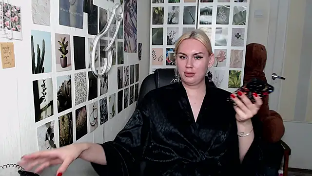 Snapshot of CapriScorpion chatting on October 31, 3:49 pm CapriScorpion online show from October 31, 3:49 pm