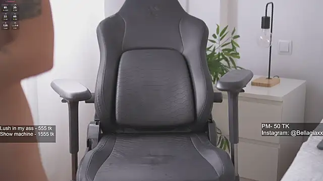 Snapshot of BellaGiaxx chatting on October 16, 9:23 am BellaGiaxx online show from October 16, 9:23 am