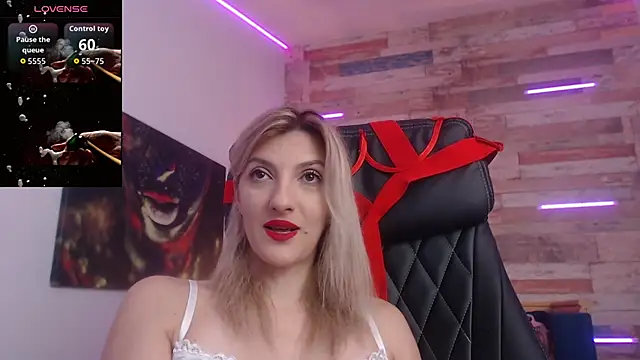 Snapshot of RileyLanna chatting on October 5, 3:44 am RileyLanna online show from October 5, 3:44 am