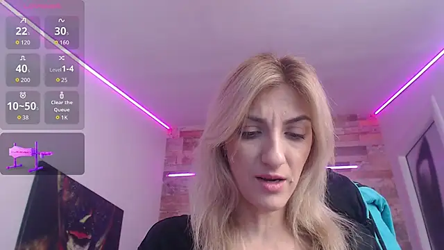 Snapshot of RileyLanna chatting on October 15, 3:42 am RileyLanna online show from October 15, 3:42 am