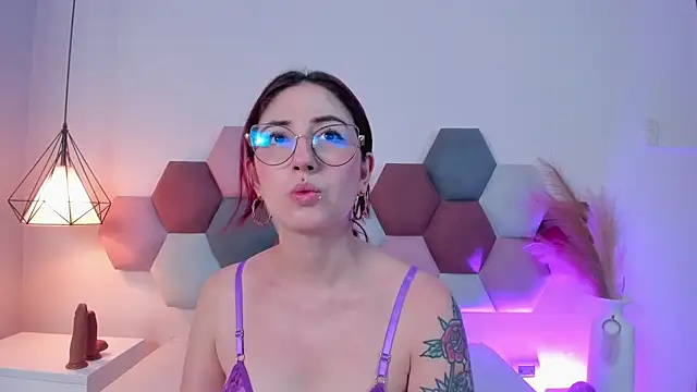 Emilywatsonn online show from October 3, 12:27 am