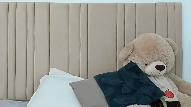 izadii online show from March 7, 8:38 pm