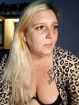 BecciDeluxe online show from May 19, 8:32 am