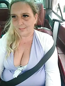 Snapshot of BecciDeluxe chatting on October 29, 1:58 pm BecciDeluxe online show from October 29, 1:58 pm