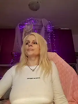 Snapshot of Angeldevilus chatting on October 19, 1:18 am Angeldevilus online show from October 19, 1:18 am