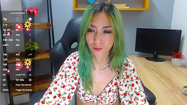 Snapshot of Erika_Stevens chatting on October 31, 3:05 pm Erika Stevens online show from October 31, 3:05 pm