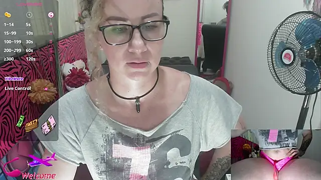 Snapshot of ViickySexy chatting on September 17, 7:45 pm ViickySexy online show from September 17, 7:45 pm