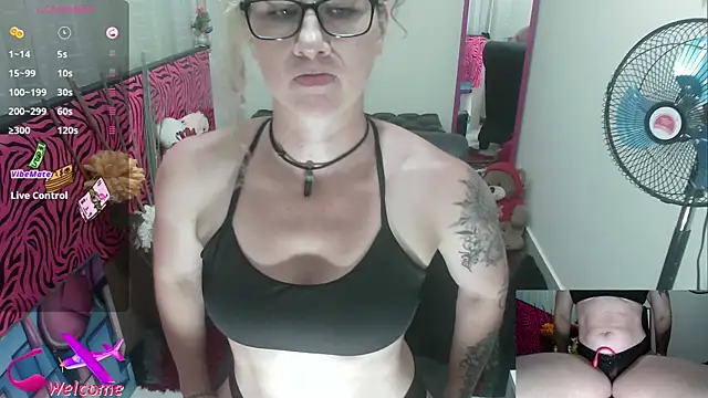 Snapshot of ViickySexy chatting on October 10, 8:14 pm ViickySexy online show from October 10, 8:14 pm