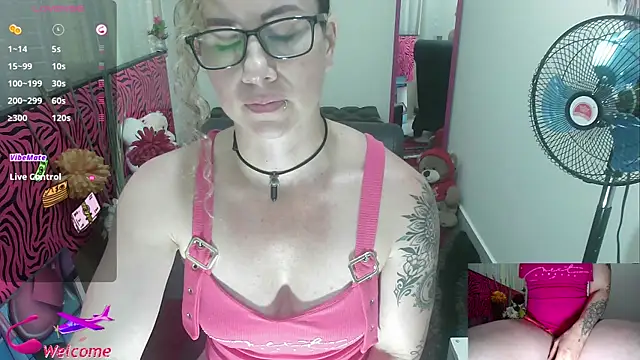 Snapshot of ViickySexy chatting on October 1, 7:52 pm ViickySexy online show from October 1, 7:52 pm