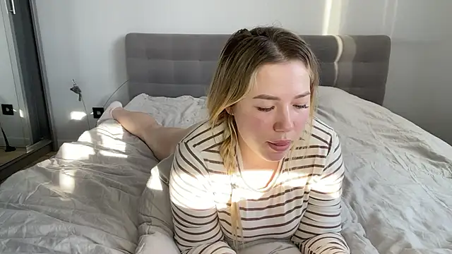 Embersweetbunny online show from December 19, 9:12 am