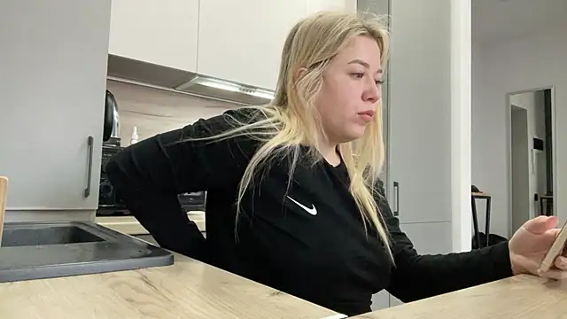 Snapshot of Embersweetbunny chatting on September 27, 6:42 am Embersweetbunny online show from September 27, 6:42 am