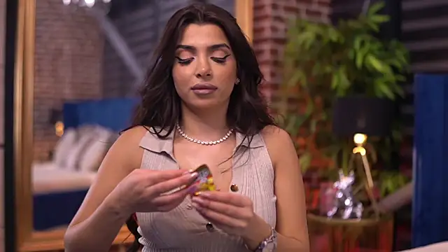 Snapshot of NicoleCellini chatting on October 31, 7:29 pm NicoleCellini online show from October 31, 7:29 pm