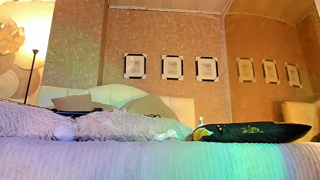 Snapshot of RamonaSimons chatting on October 15, 9:39 pm RamonaSimons online show from October 15, 9:39 pm