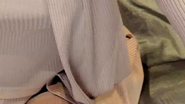 Snapshot of IceDanielles chatting on October 4, 5:35 am IceDanielles online show from October 4, 5:35 am