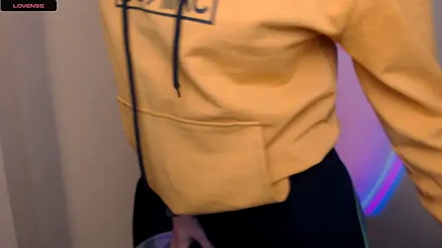 Snapshot of AmandaSell chatting on October 4, 8:42 am AmandaSell online show from October 4, 8:42 am