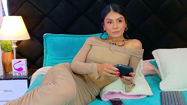 Snapshot of Holly_Brensonexx_ chatting on October 24, 5:09 pm Holly Brensonexx online show from October 24, 5:09 pm