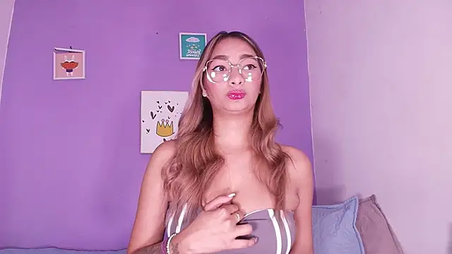 Snapshot of vale_ross_ chatting on September 17, 3:04 am vale ross online show from September 17, 3:04 am