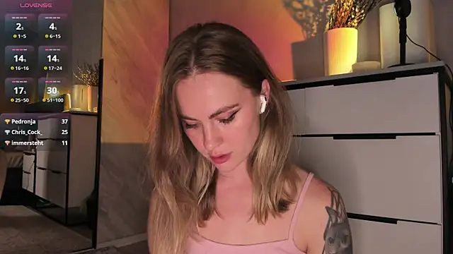 Snapshot of LoveGameSexx chatting on October 11, 6:32 pm LoveGameSexx online show from October 11, 6:32 pm