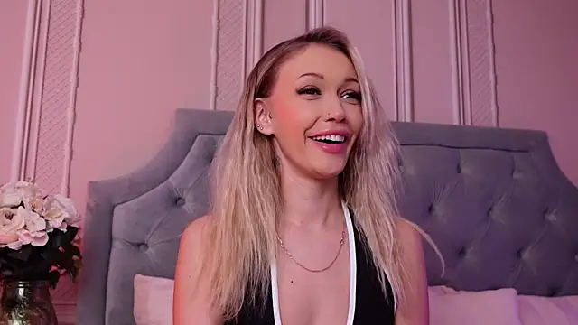 Snapshot of LucyAddison chatting on October 13, 4:04 am LucyAddison online show from October 13, 4:04 am