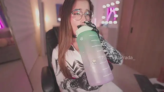 LeahPrada  online show from March 26, 9:27 pm