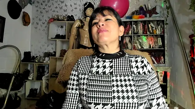 Snapshot of Erlinda-engel chatting on October 21, 11:58 am Erlinda-engel online show from October 21, 11:58 am