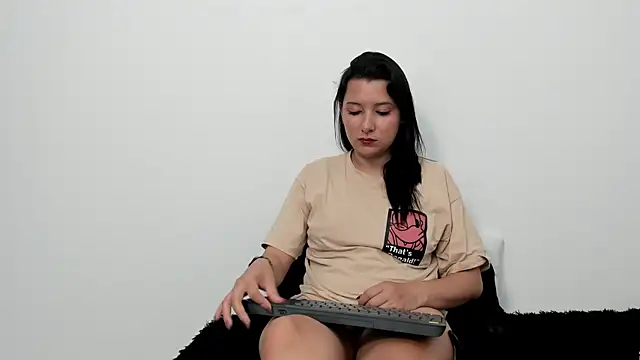 Snapshot of cami-01 chatting on October 25, 8:37 pm cami-01 online show from October 25, 8:37 pm