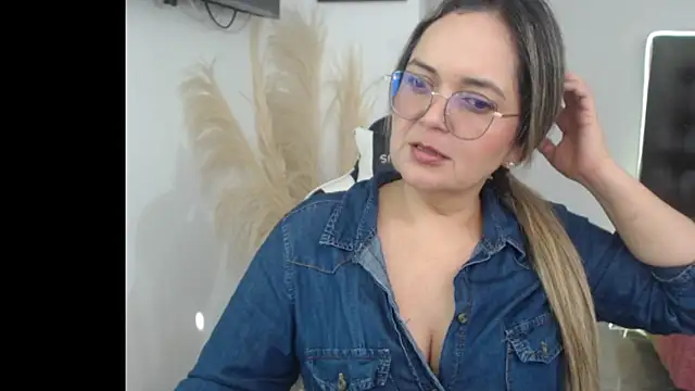 Snapshot of samy_vsn chatting on October 21, 8:24 pm samy vsn online show from October 21, 8:24 pm