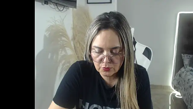 Snapshot of samy_vsn chatting on October 14, 12:24 am samy vsn online show from October 14, 12:24 am