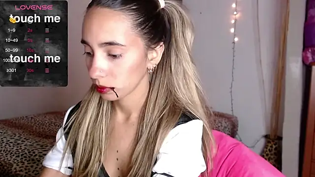 Snapshot of MitchWilson1 chatting on November 1, 12:04 am MitchWilson1 online show from November 1, 12:04 am