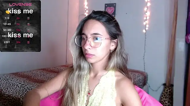 Snapshot of MitchWilson1 chatting on October 29, 12:04 am MitchWilson1 online show from October 29, 12:04 am