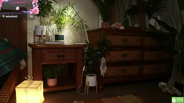 Snapshot of electric_babe chatting on October 13, 11:24 am electric babe online show from October 13, 11:24 am