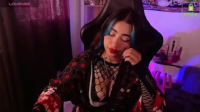 sweetcoralinee online show from October 1, 10:15 pm