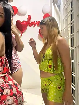 Snapshot of royalgirls_x chatting on September 23, 1:59 am royalgirls x online show from September 23, 1:59 am