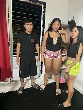 Snapshot of royalgirls_x chatting on October 19, 11:51 pm royalgirls x online show from October 19, 11:51 pm