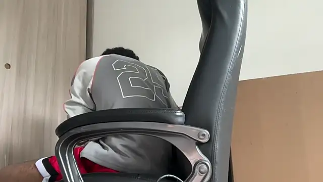 dominic brandd23 online show from January 5, 5:27 pm