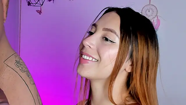 Chloe Johnson  online show from November 9, 5:47 am