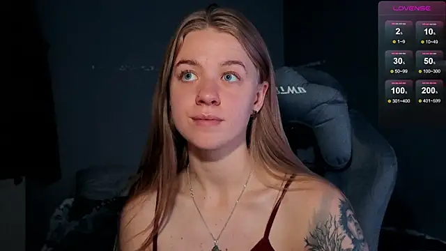 Snapshot of candy_maggie chatting on October 15, 9:06 pm candy maggie online show from October 15, 9:06 pm