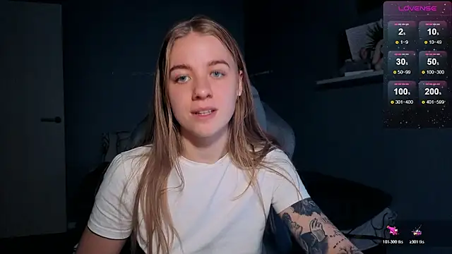 Snapshot of candy_maggie chatting on October 27, 6:24 pm candy maggie online show from October 27, 6:24 pm