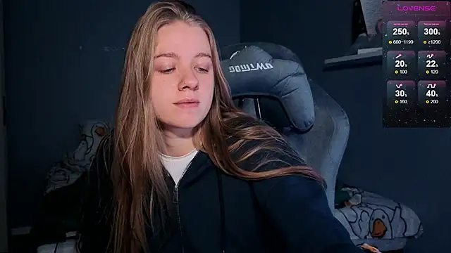 Snapshot of candy_maggie chatting on October 22, 6:13 pm candy maggie online show from October 22, 6:13 pm