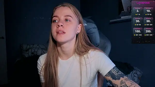 Snapshot of candy_maggie chatting on October 28, 6:35 pm candy maggie online show from October 28, 6:35 pm